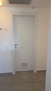 דלת עם פתח חלון לכלב/חתול